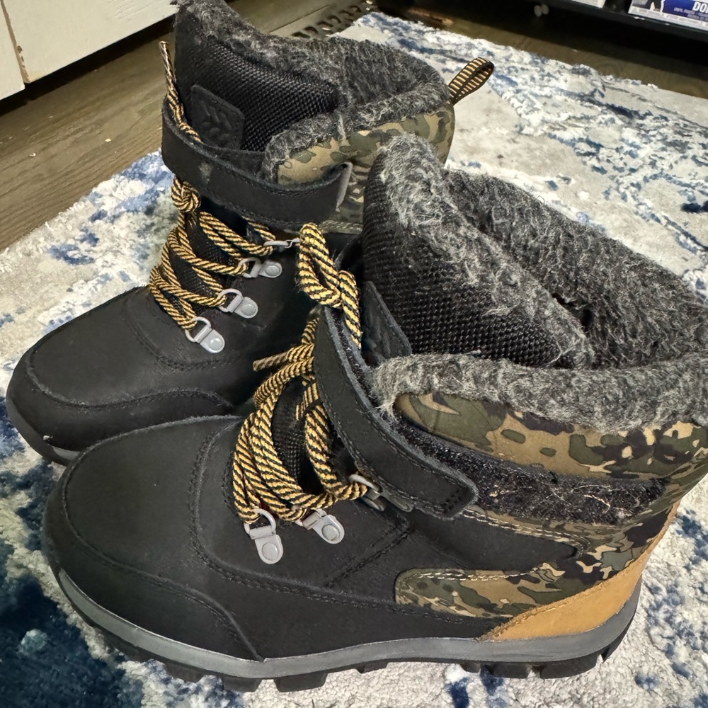 THERMOLITE All I'm Motion Boys snow hiking boots
Size 2